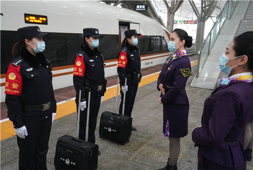 南京：女子乘警组岗前培训护春运(图文)