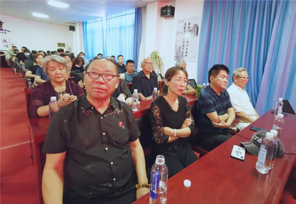 泰山鲁普小镇组织书画艺术家创作百米书画长卷