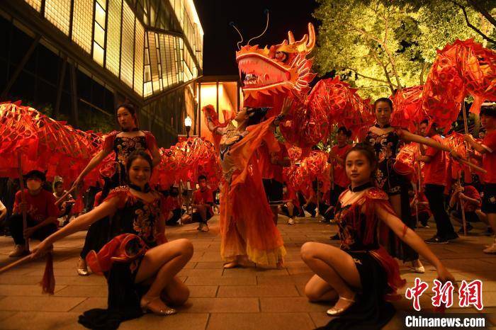 72米腾龙穿梭百年外滩 庆祝中华人民共和国72岁生日