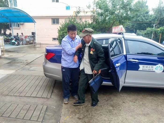 “老兵车队”义务接送老战士，共同缅怀革命先烈
