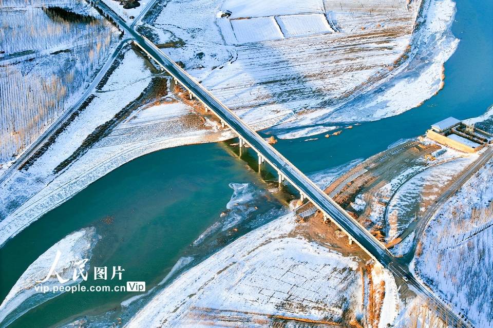 山西平遥：雪后汾河美如画